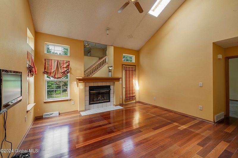 2nd image of 19 Malibu Hill