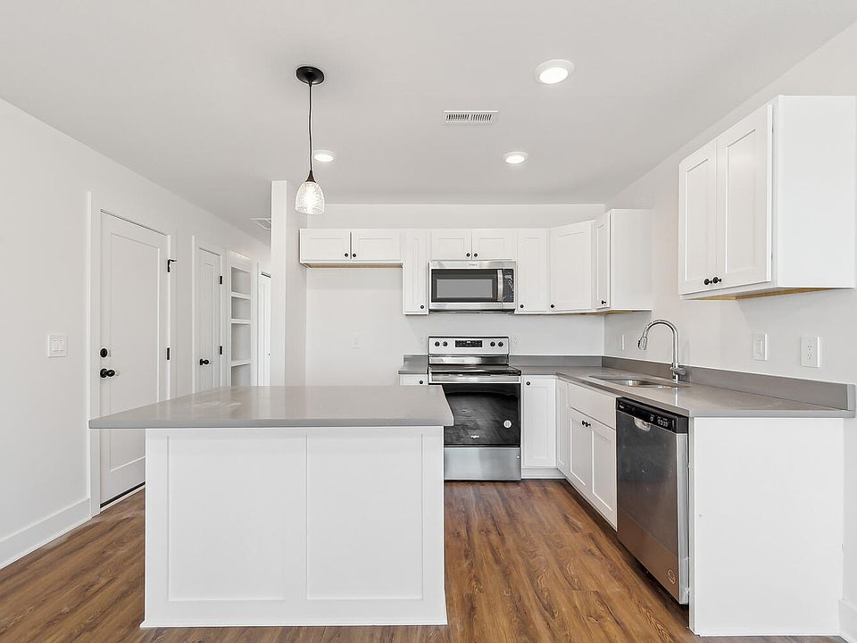 2nd image of 935 Arrowhead St #1