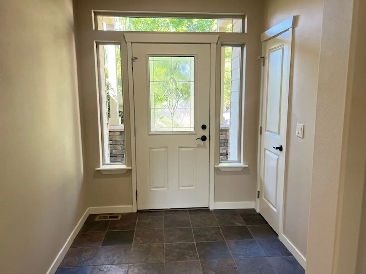 Beautiful 4 bed/2 bath home in excellent location, with a 3 car garage! — Photo 3