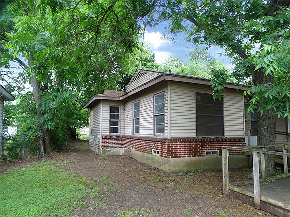 3rd image of 3032 Dahlia Dr