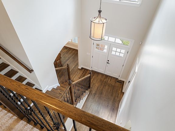5th image of 329 Sterling Manor Cir