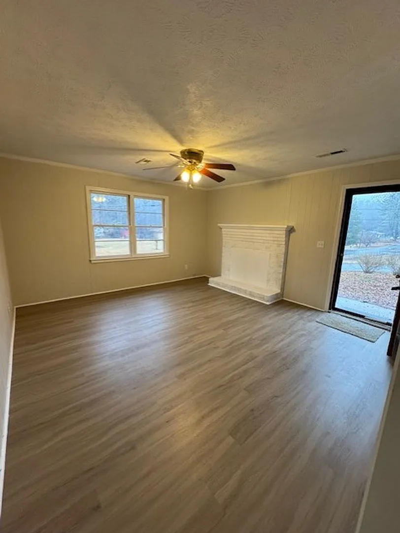 3 Bedroom 2 Bath Home with Large Yard — Photo 3