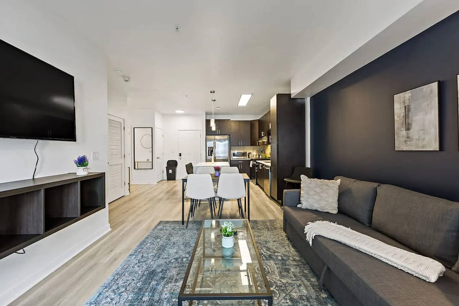 1 bed, 1.0 bath, 764 sqft, $4,141 — Photo 2