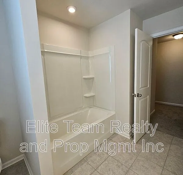 3108 Cheyney Park Dr — Photo 40