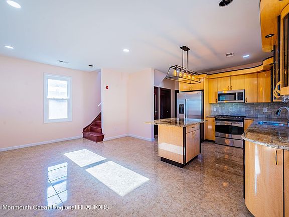 3rd image of 25 Bayview Ave