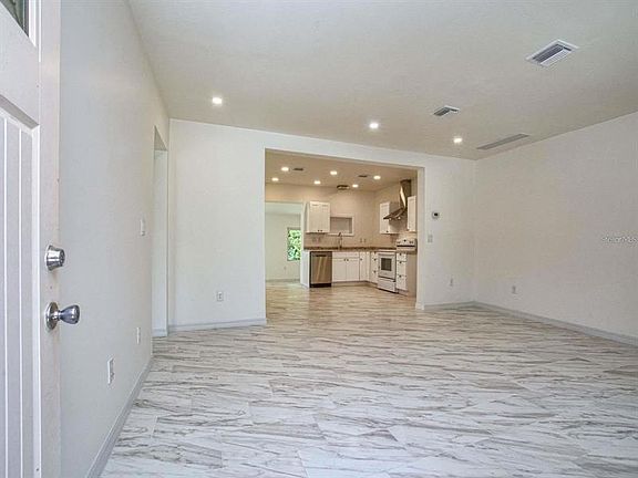 4th image of 510 E 1st Ave