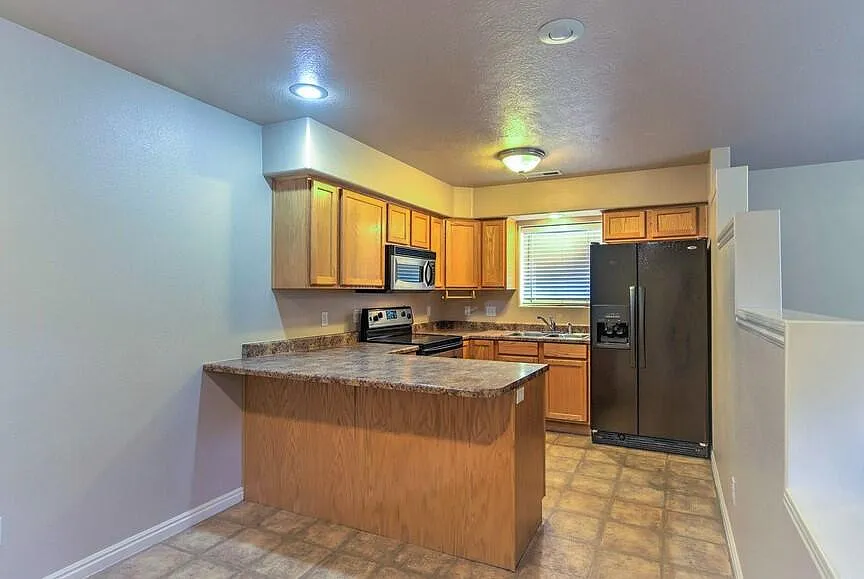 3 bed, 1025 sqft, $1,750 — Photo 3