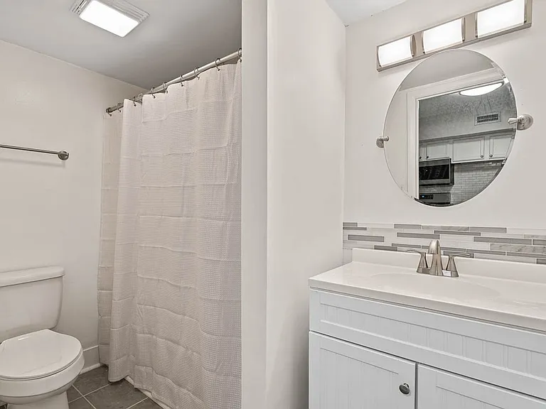 604 E Iredell Ave — Photo 3