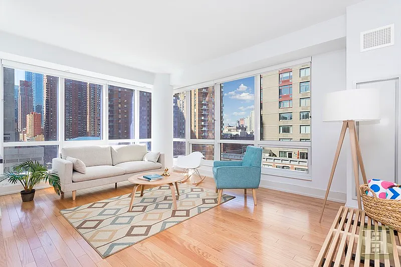 350 W 42nd St APT 6B photo 1