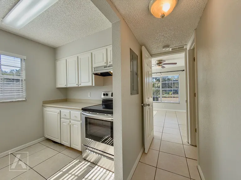 Carriage House Apts — Photo 34