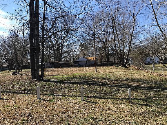 3rd image of 10 Norwood Dr