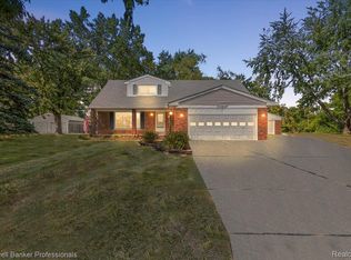 78 Carter Ave, Troy, MI 48098