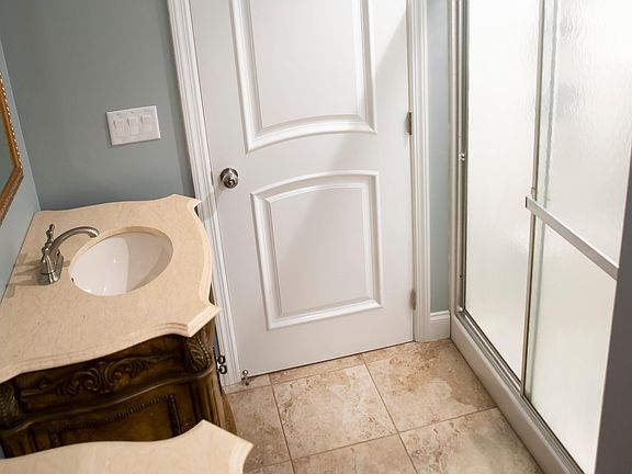 Master Bathroom w/ deep soaking tub and walk-in shower (3rd Level)