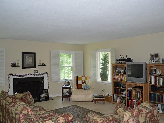 3rd image of 330 Cross Creek Dr APT A