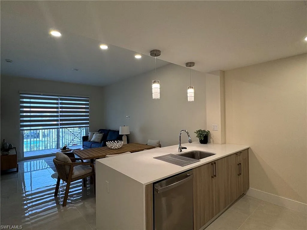 1 bed, 2.0 bath, 833 sqft, $2,000 — Photo 2