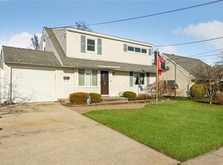 968 Mirabelle Ave, Westbury, NY 11590