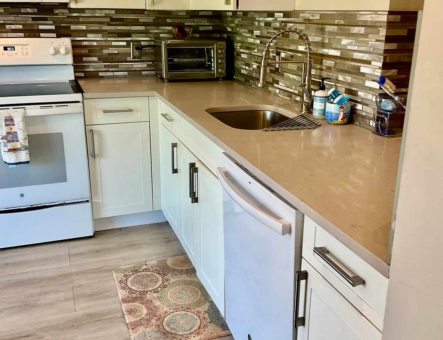 3 bed, 2.0 bath, 1300 sqft, $2,500 — Photo 4