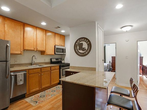 5th image of 425 Burgundy St APT 2