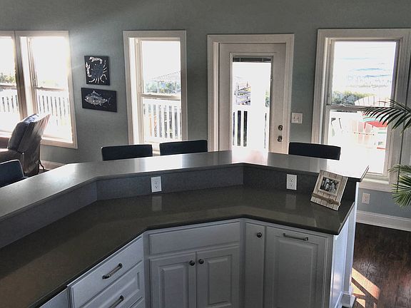 Kitchen bar that seats 6