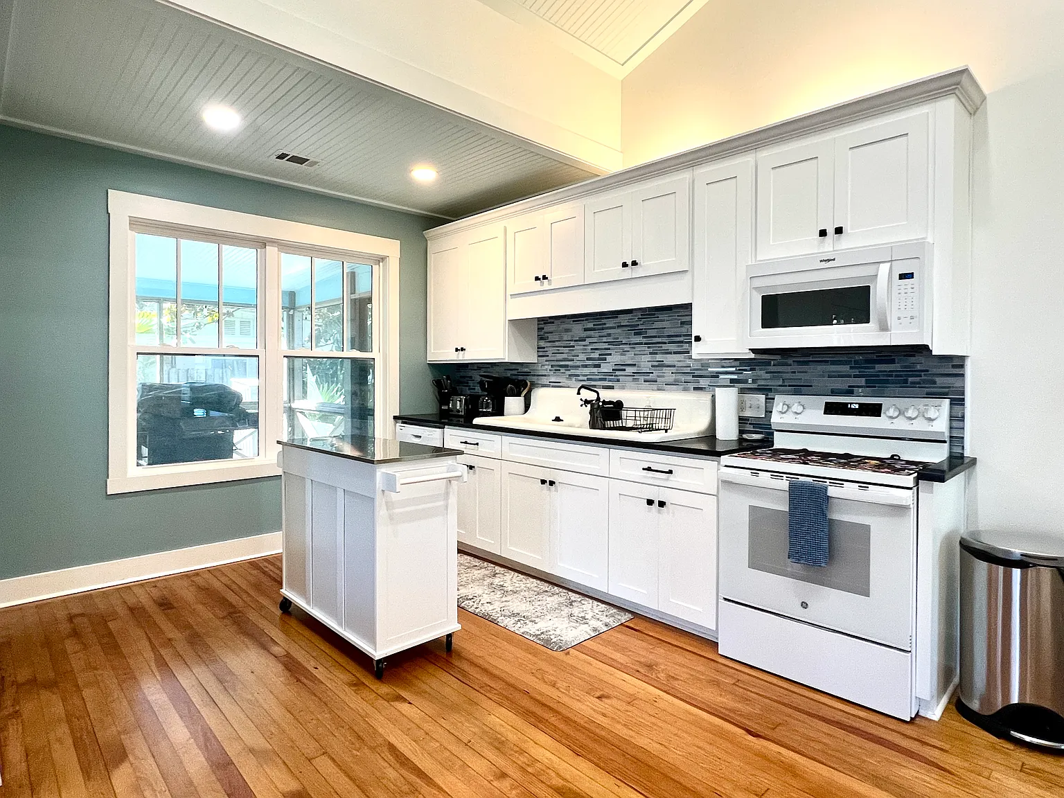 3 bed, 1300 sqft, $3,000 — Photo 3