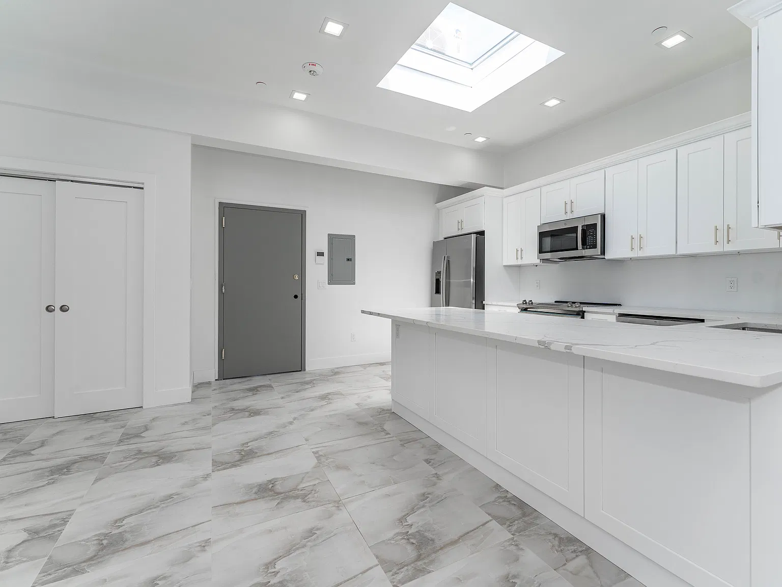 2 bed, 900 sqft, $3,350 — Photo 2