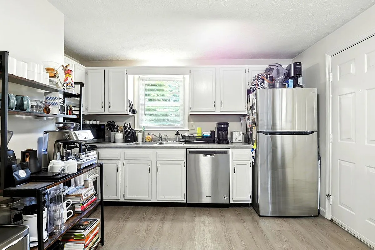 2 bed, 1.0 bath, 663 sqft, $1,795 — Photo 2