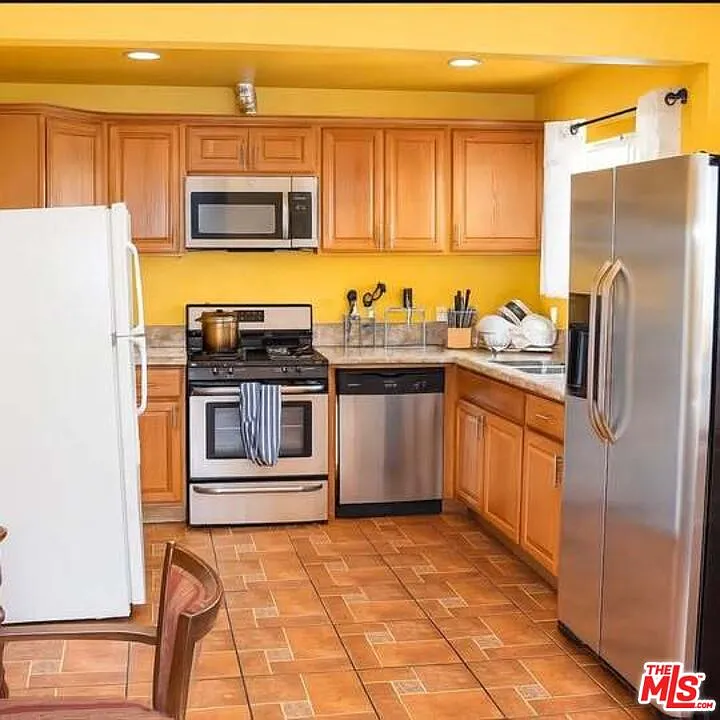 4 bed, 3.0 bath, 2046 sqft, $1,050 — Photo 3