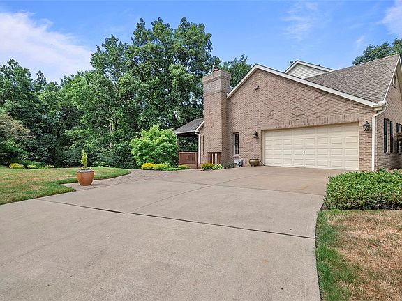 3rd image of 200 Elmhurst Cir