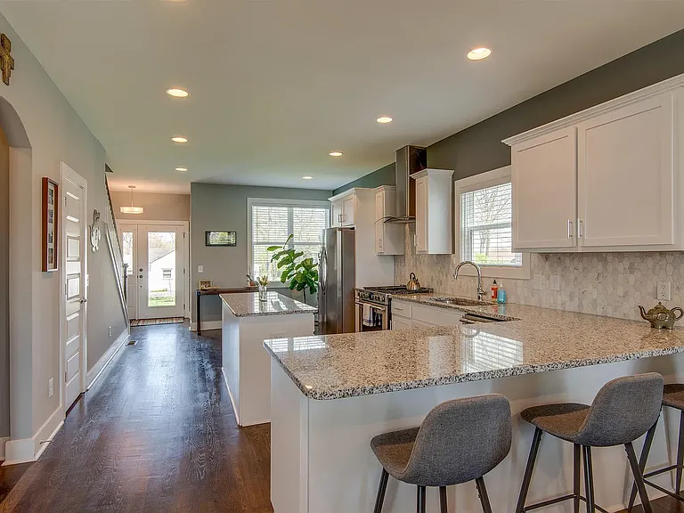 2202 Sheridan Rd — Photo 4