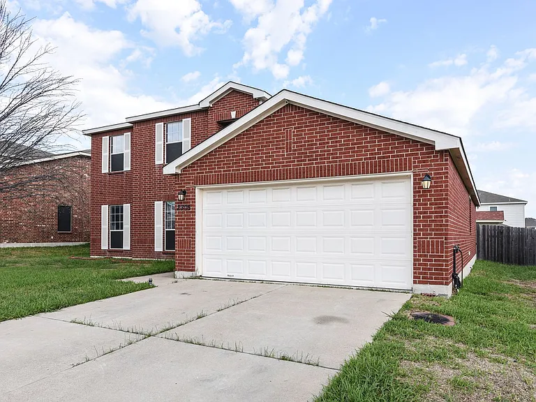 2305 Riley Dr — Photo 3