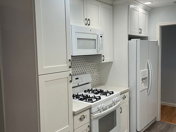 4th image of 938-940 Evelyn Ln #938
