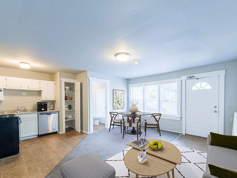 1435 Washington St NE — Photo 8