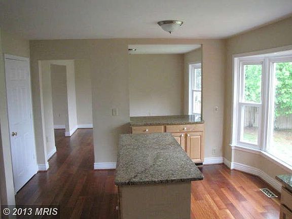 4th image of 10716 Wellington St