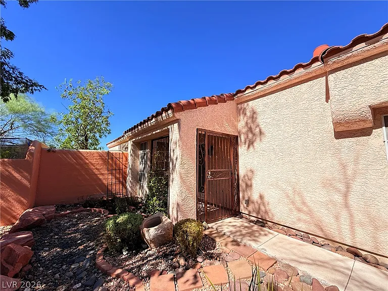 8121 Sedona Sunset Dr — Photo 3