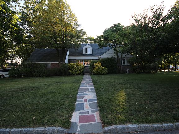 4th image of 415 Titus Way