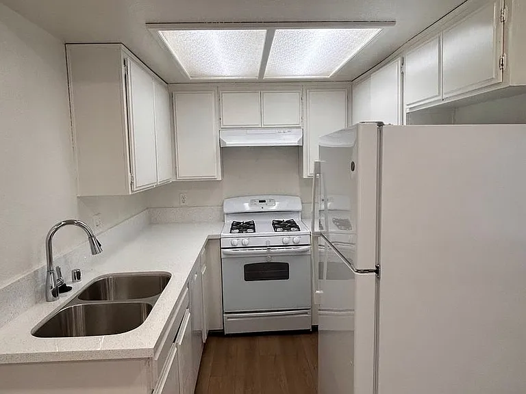 14135 Doty Ave — Photo 2