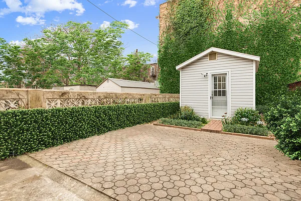 Sold by Compass | media 5