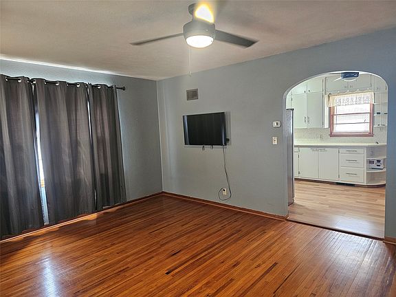 2nd image of 511 Maple