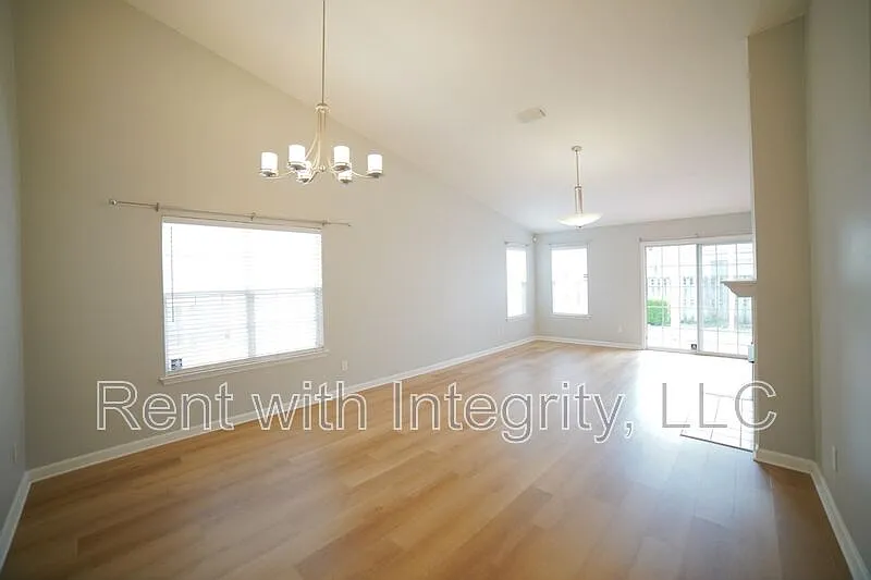 3 bed, 2.0 bath, 1361 sqft, $1,995 — Photo 2