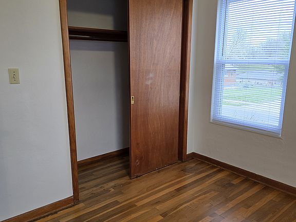 5th image of 110 E Mill St