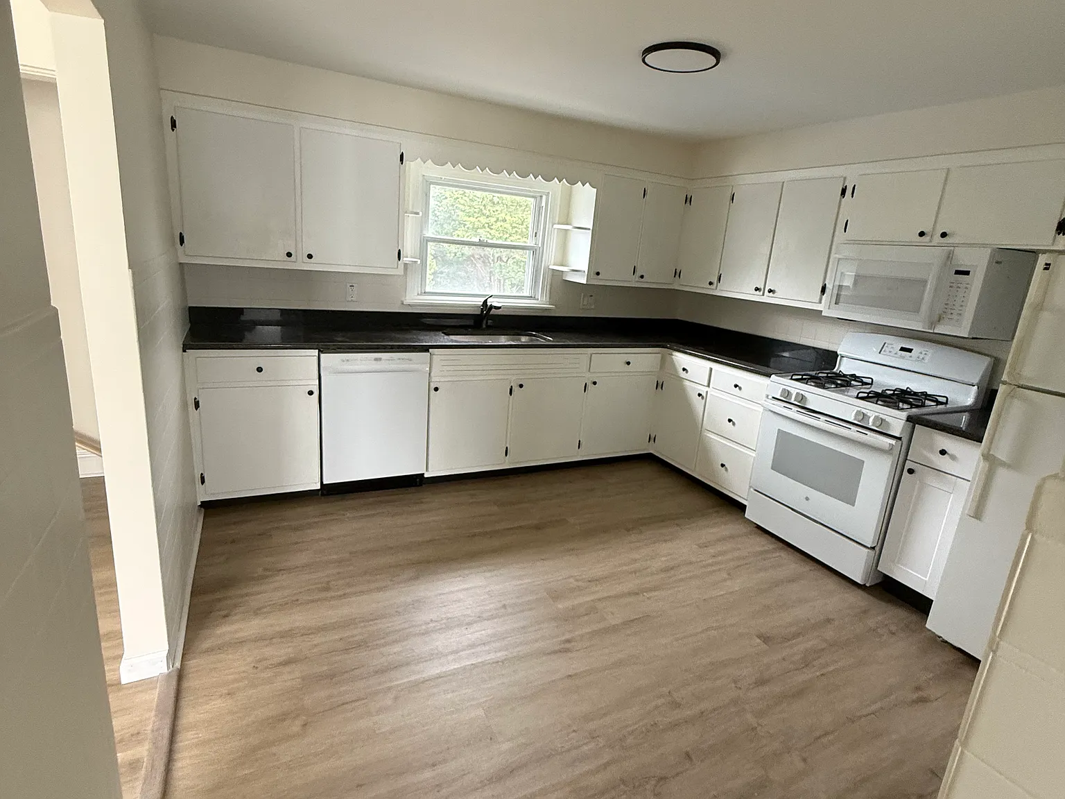 3 bed, 1.5 bath, 1500 sqft, $1,800 — Photo 3