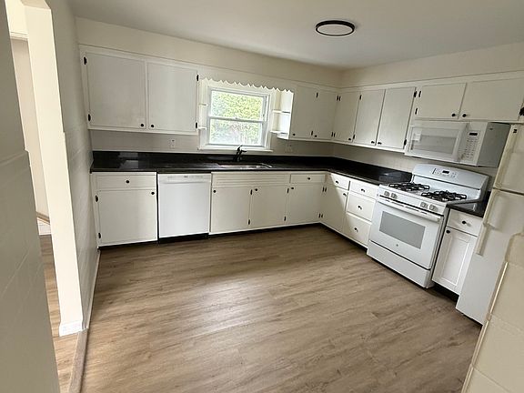 3rd image of 425 W Grace St