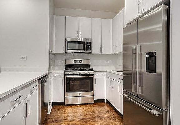 2nd image of 200 W 58th St APT 10A