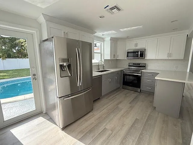28 SW 9th Ave — Photo 3
