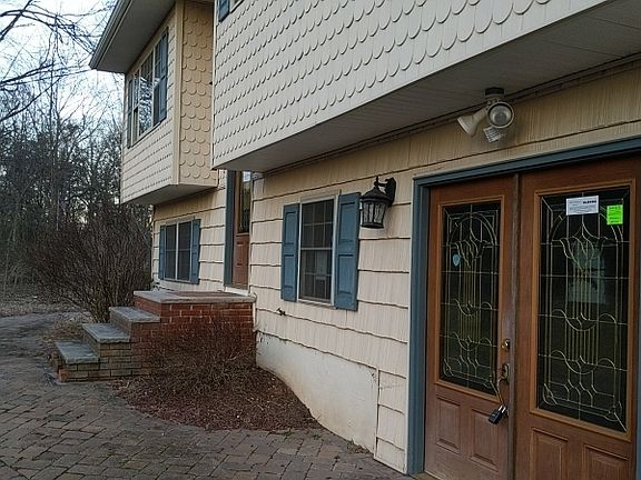 3rd image of 24 Lake Dr