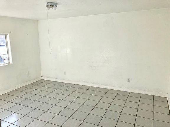 5th image of 2076 E La Mesa St