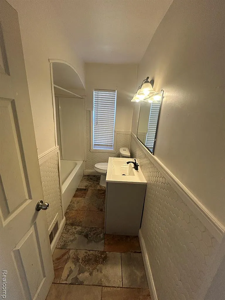 3 bed, 1.5 bath, 1071 sqft, $1,325 — Photo 4