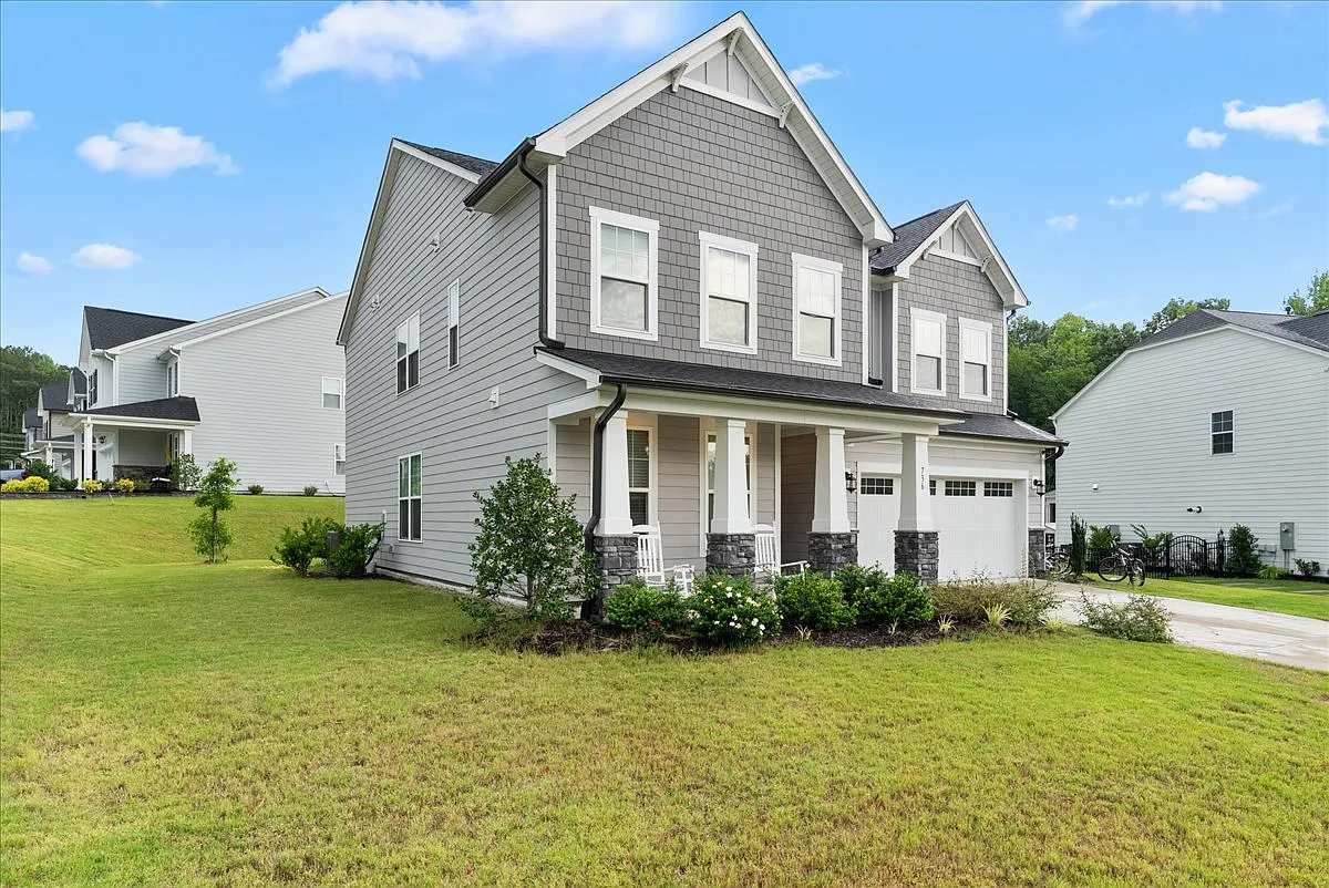 5 bed, 2863 sqft, $2,999 — Photo 2