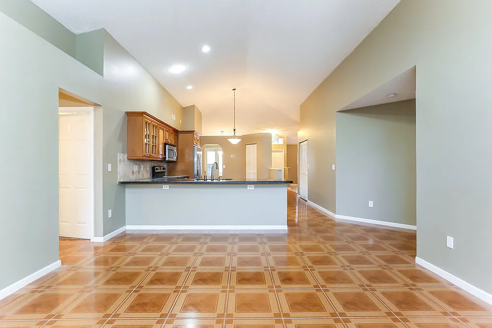 3 bed, 2.0 bath, 2170 sqft, $4,165 — Photo 4