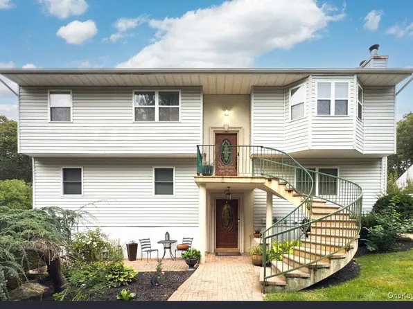 129 Berkshire Dr, Farmingville, NY 11738